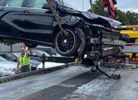 Bergung mit Kran vom Auto mit Frontalschaden